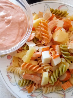 Una foto de Ensalada de pasta de colores