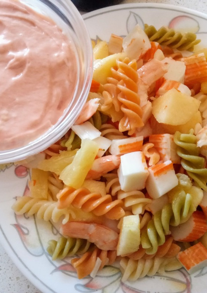Una foto de Ensalada de pasta de colores