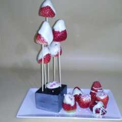 Una foto de Brochetas de fresas y chocolate blanco