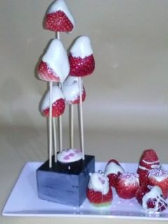 Una foto de Brochetas de fresas y chocolate blanco