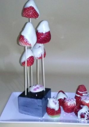 Una foto de Brochetas de fresas y chocolate blanco