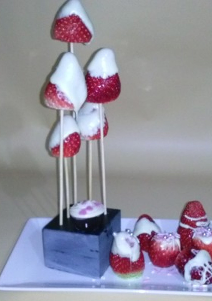 Una foto de Brochetas de fresas y chocolate blanco
