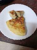Tortilla de papas chips con cebolla y perejil