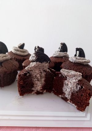 Una foto de Muffins rellenos de crema oreo 🤯