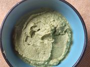 Una foto de hummus de garbanzos