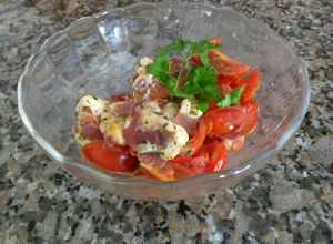 Una foto de Entrada de tomatitos cherry con queso tybo y bondiola