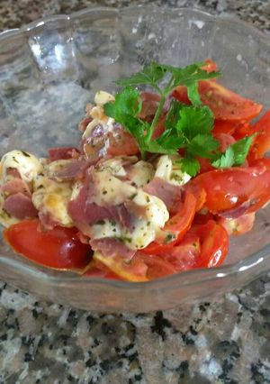 Una foto de Entrada de tomatitos cherry con queso tybo y bondiola