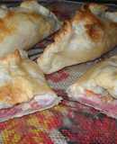 Empanadas salchicha, queso y tomate