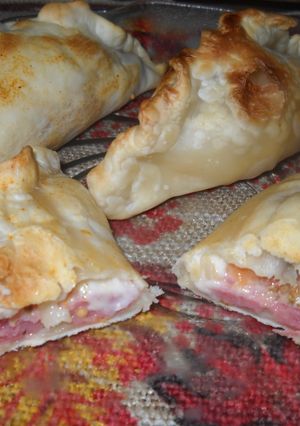 Una foto de Empanadas salchicha, queso y tomate