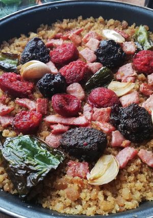 Una foto de Migas de pan con lomo, chorizo, morcilla y pimientos 🥖