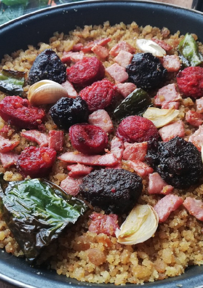 Una foto de Migas de pan con lomo, chorizo, morcilla y pimientos 🥖