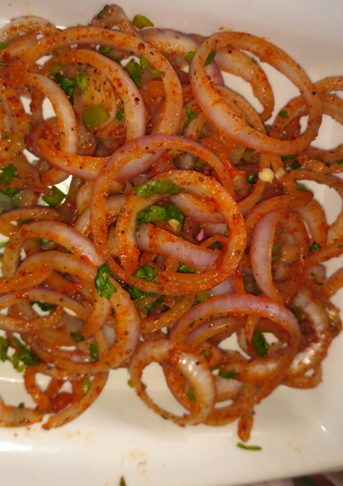 ઓનીયન લચ્છા સલાડ (Onion lachha salad Recipe in Gujarati) રેસીપી મુખ્ય ફોટો