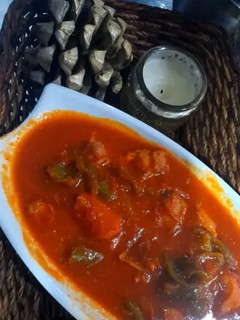 A picture of Fried rice with chicken jalfrezi.
