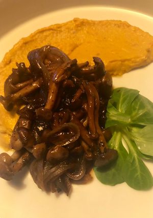 Gomba, lilaburgonya sárgarépa pürével recept fotója