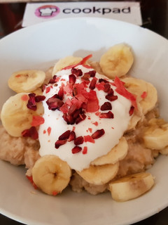 A picture of My healthy Porridge with fruit. 😘.