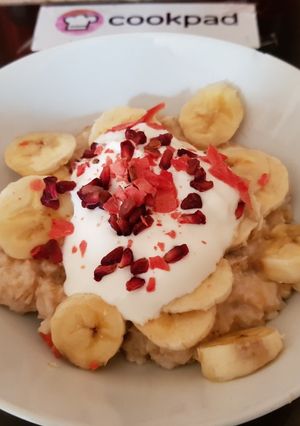 A picture of My healthy Porridge with fruit. 😘.