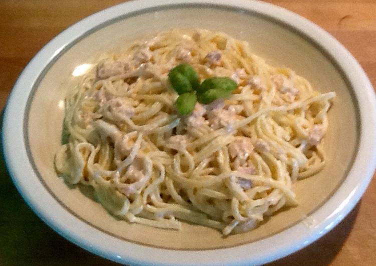 Tallarines con salmón y nata al oporto