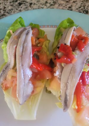 Una foto de Ensalada de cogollos fresca para verano y preparar platos combinados