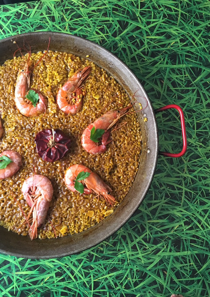 Una foto de Paella finita de gambón