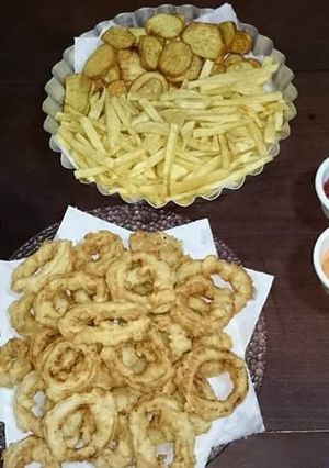 Una foto de Rabas a la romana con papas y batatas fritas