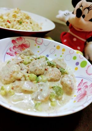 A picture of Prawn Balls in White Sauce.