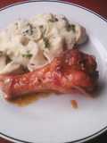 Tortellini de carne y queso crema con salsa de queso y maíz acompañado de pavo a la naranja
