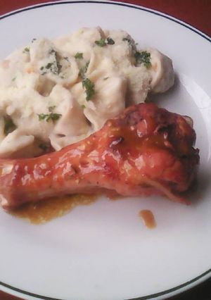 Una foto de Tortellini de carne y queso crema con salsa de queso y maíz acompañado de pavo a la naranja