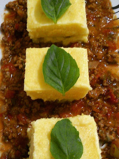 Foto de Polenta com molho de carne e manjericão