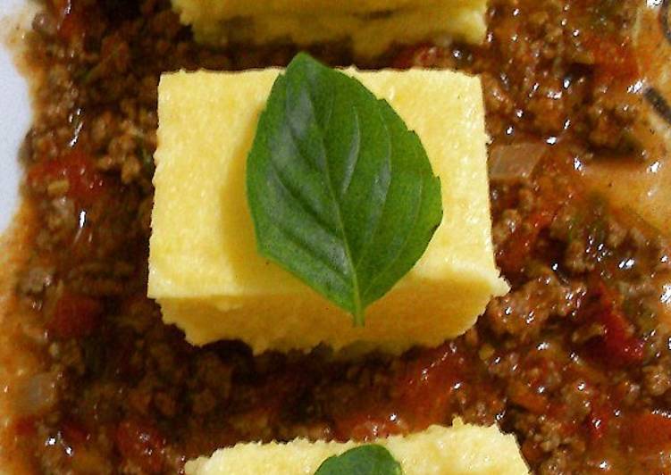Polenta com molho de carne e manjericão - Tudogosreceitas