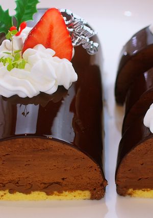 A picture of Glossy! Creamy Chocolate Mousse Cake.