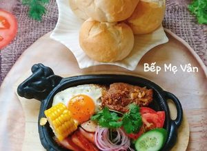 Hình của món Bò né,trứng ốp la,xúc xích và chả lụa.