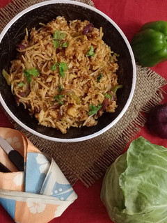 સેઝવાન ફ્રાઇડ રાઈસ (Schezwan Fried rice recipe in Gujarati) રેસીપી મુખ્ય ફોટો