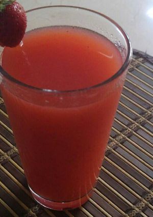 Una foto de Agua de fresa y limón