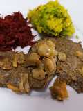 Iscas de porco com esmagada de batata doce e brócolos e salada de beterraba