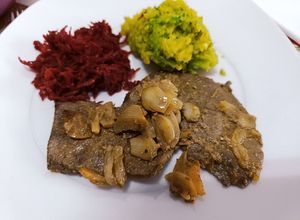 Foto de Iscas de porco com esmagada de batata doce e brócolos e salada de beterraba