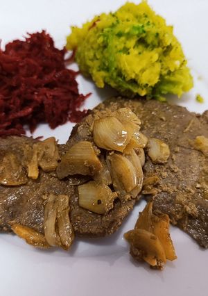 Foto de Iscas de porco com esmagada de batata doce e brócolos e salada de beterraba