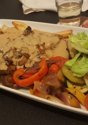 A picture of Steak & peppercorn sauce.