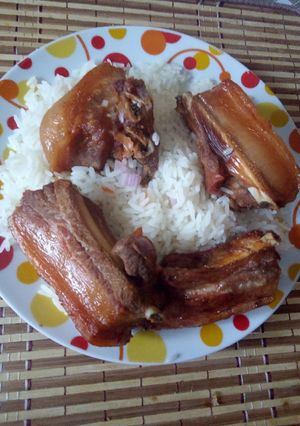 Una foto de Costillitas de cerdo con arroz