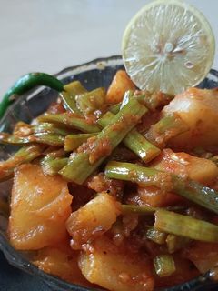ગુવાર બટાકા નું શાક (Guvar Bataka Shak Recipe In Gujarati) રેસીપી મુખ્ય ફોટો