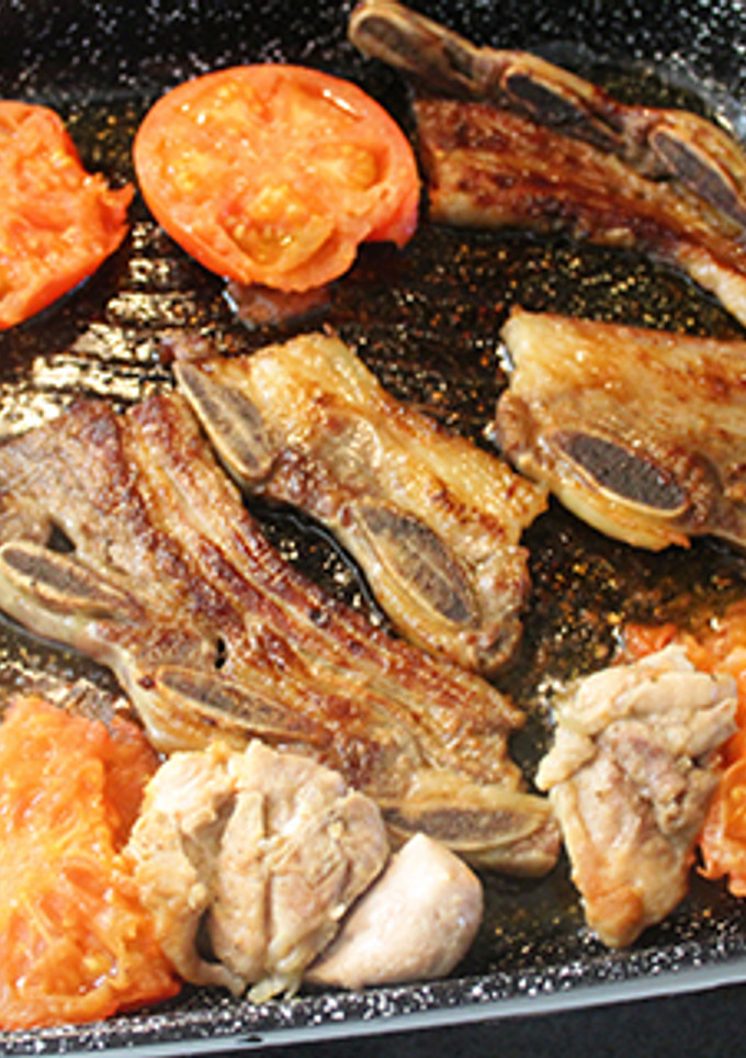 Una foto de Churrasco y pollo con tomate