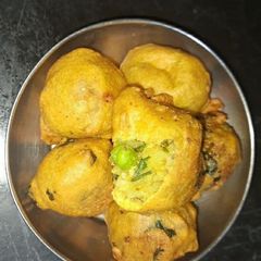 A picture of Aloo vada.