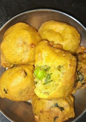 A picture of Aloo vada.