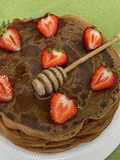 Шоколадні тоненькі млинці 🥞 з медом і полуницею