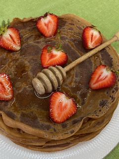 Фото Шоколадні тоненькі млинці 🥞 з медом і полуницею.