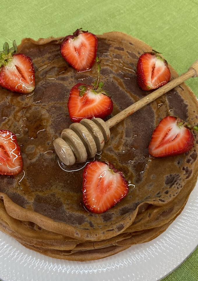 Шоколадні тоненькі млинці 🥞 з медом і полуницею
