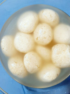 बंगाली रसगुल्ला (Bengali Rasgulla recipe in Hindi) रेसिपी मुख्य फोटो