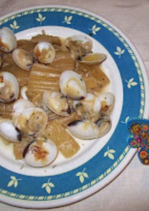 Una foto de Cardo con almejas
