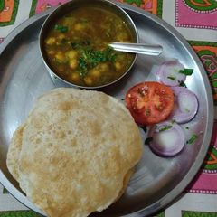 A picture of Chole puri.