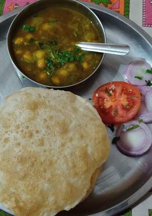 A picture of Chole puri.
