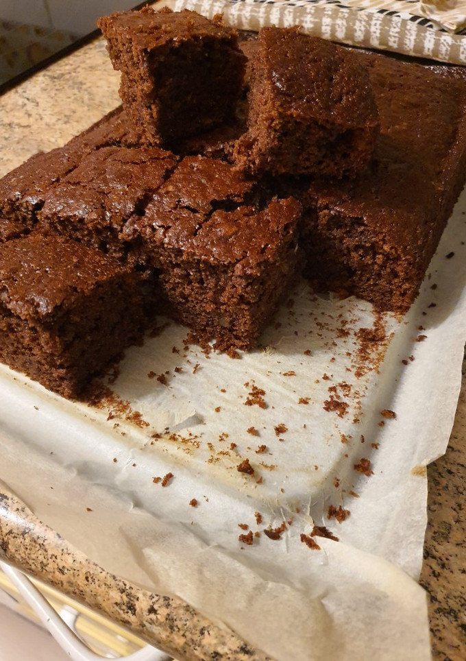 Una foto de Bizcocho de chocolate con zanahoria y nueces troceadas